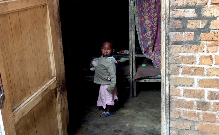 Le regard vide, le ventre creux